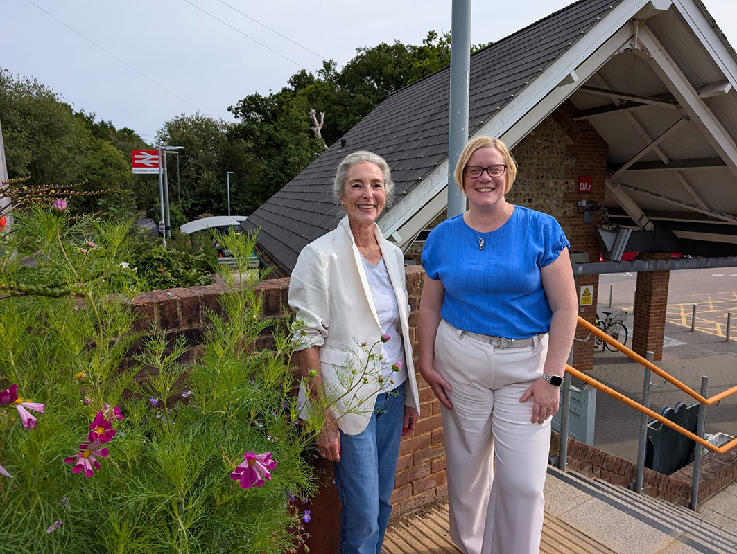 MP Zoe Franklin Visits Horsley and Effingham Junction Stations